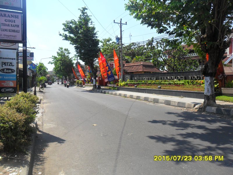 jalan didepan sebuah kampus di Yogyakarta